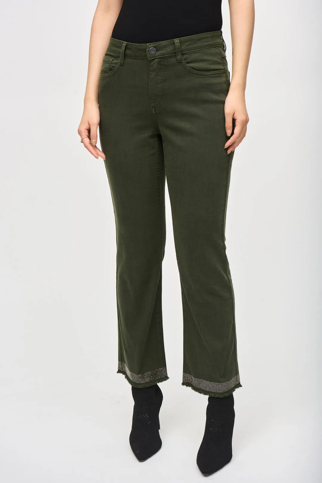Cropped Frayed Denim Pants w/ Frayed Sequins Hem